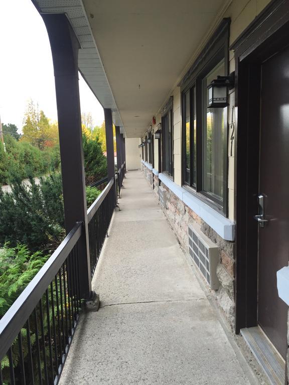 Motel Capri Et Suites 레팡티니 외부 사진